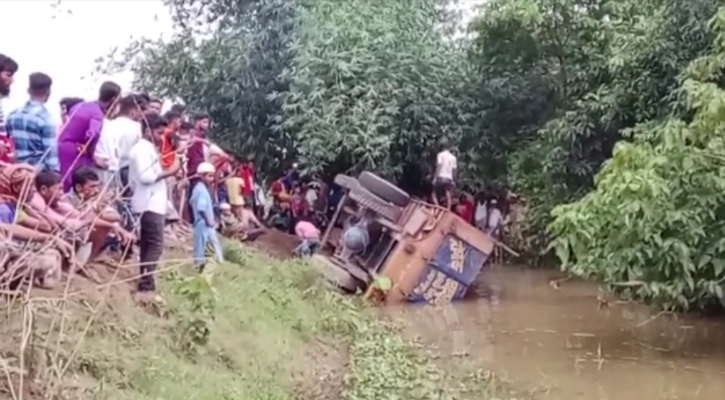 নেত্রকোনায় ট্রাক উল্টে নিহত দুই 